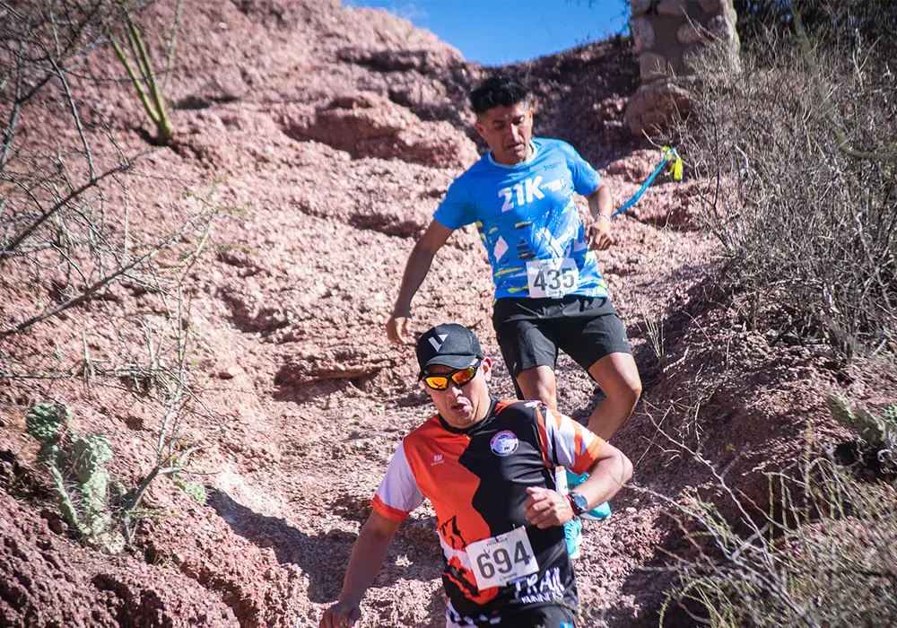 Heridas sobre la montaña por donde se traza la nueva ruta.